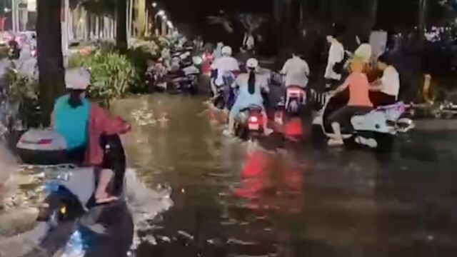 广西南宁降雨致路面积水,道路通行受影响