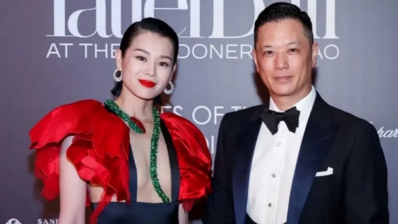 胡杏儿和老公一同参加活动,十指紧扣满脸幸福,同框满脸夫妻相