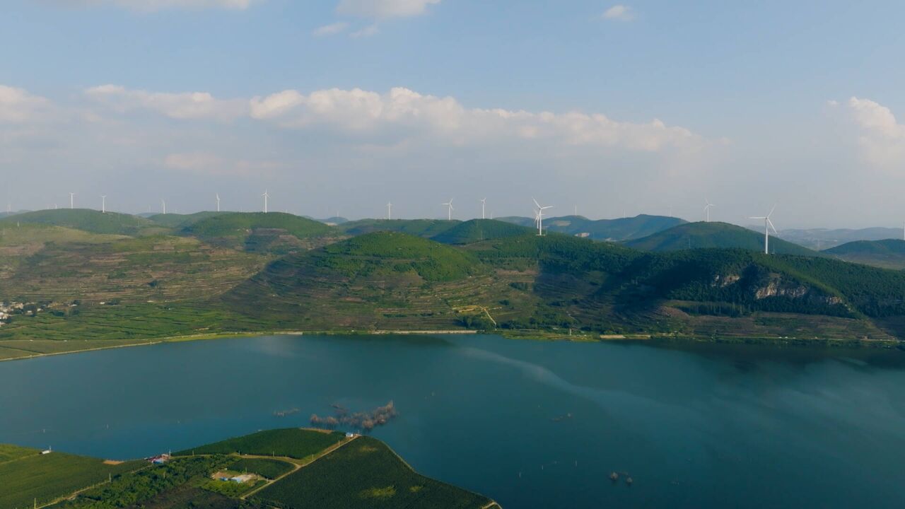 航拍枣庄中广核风电场 风机矗立群山如巨型“风车”