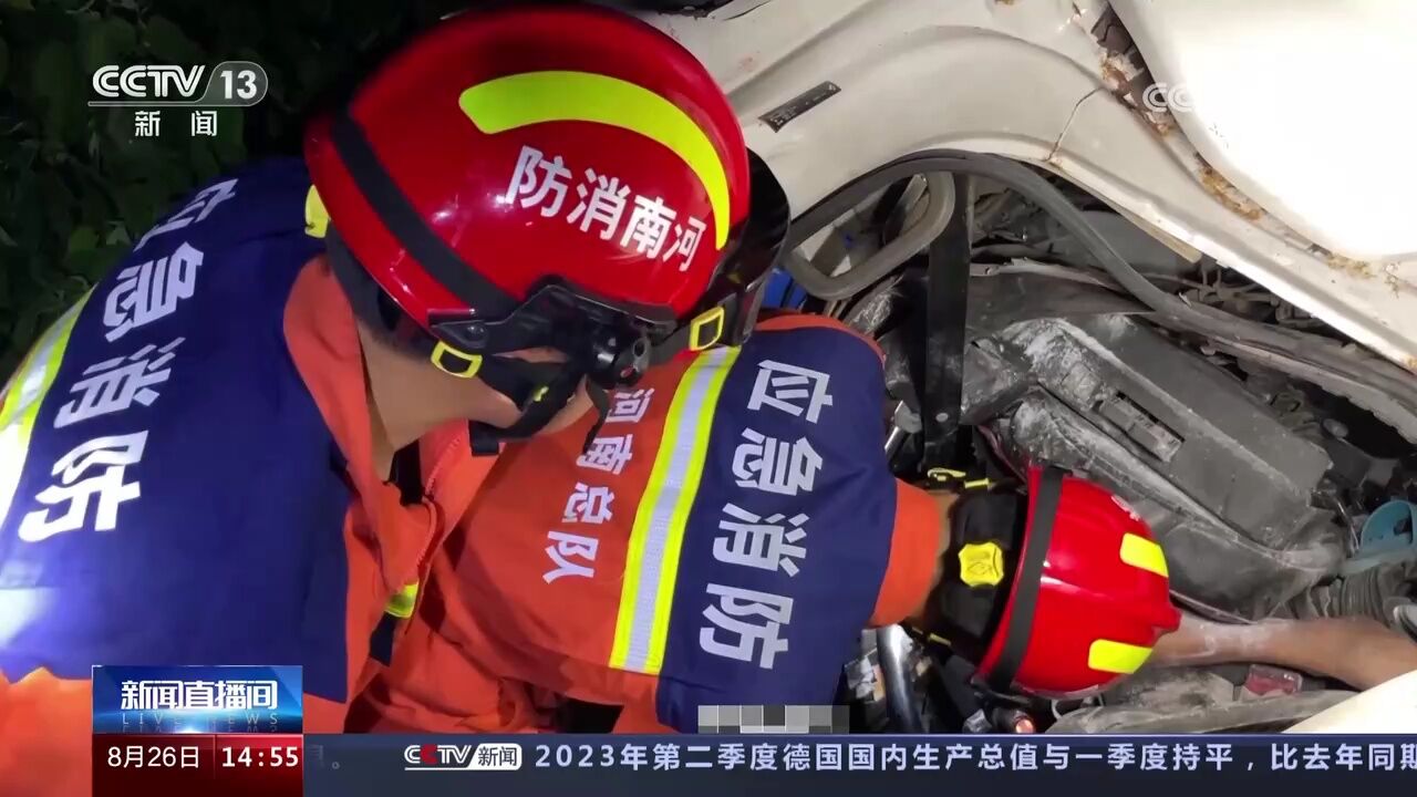 河南许昌 运输车冲出公路护栏 驾驶员成功获救