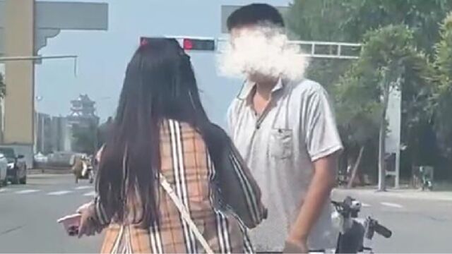 男子当街拦车要女生袜子,女子只好脱掉,拿到袜子后不停闻