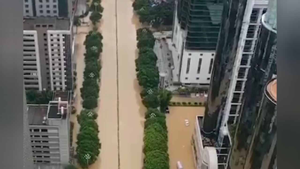 航拍暴雨后的福州:城区内涝严重房屋被淹,市民推车涉水出行