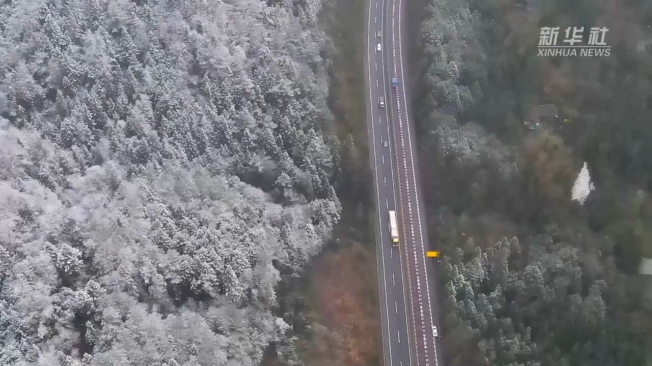 重庆石柱:高山迎来降雪 高速部门积极抗雪保畅