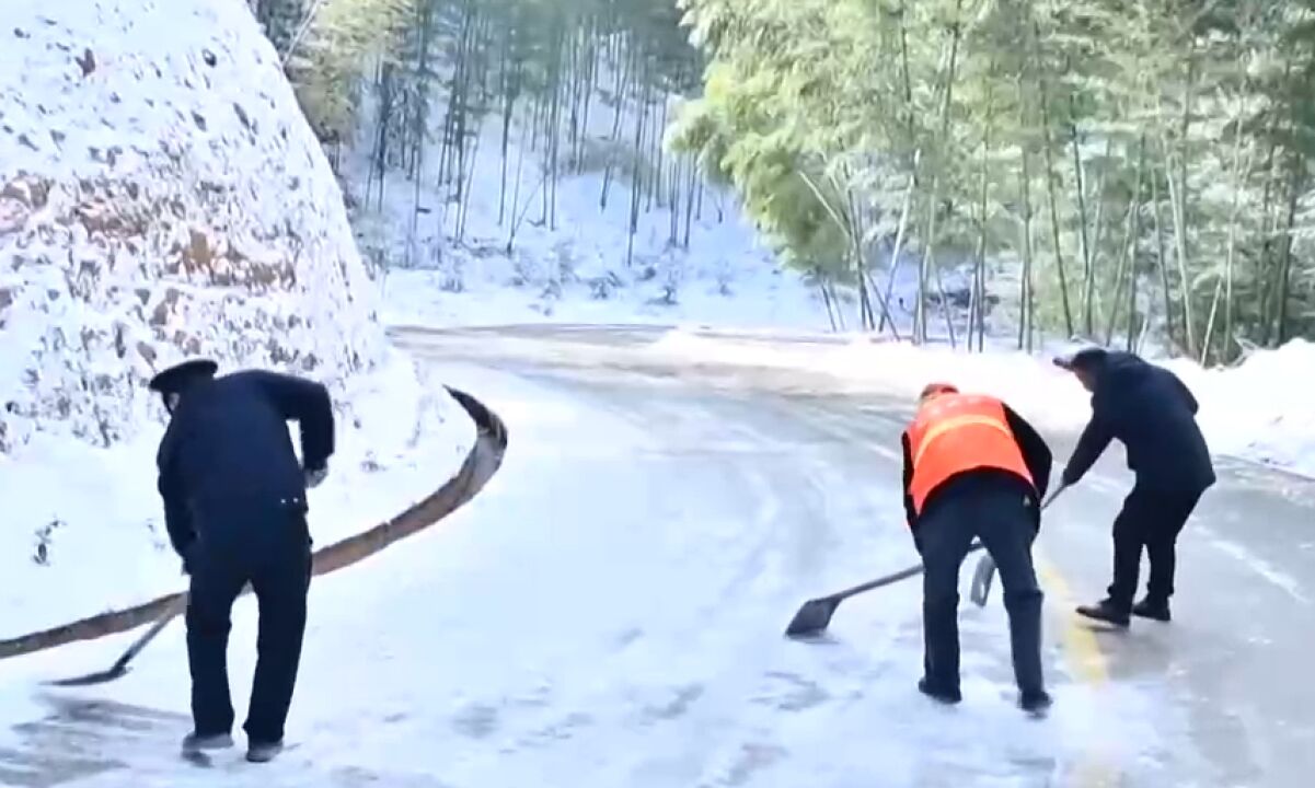 福建南平,降雪导致路面结冰,各部门保障安全出行