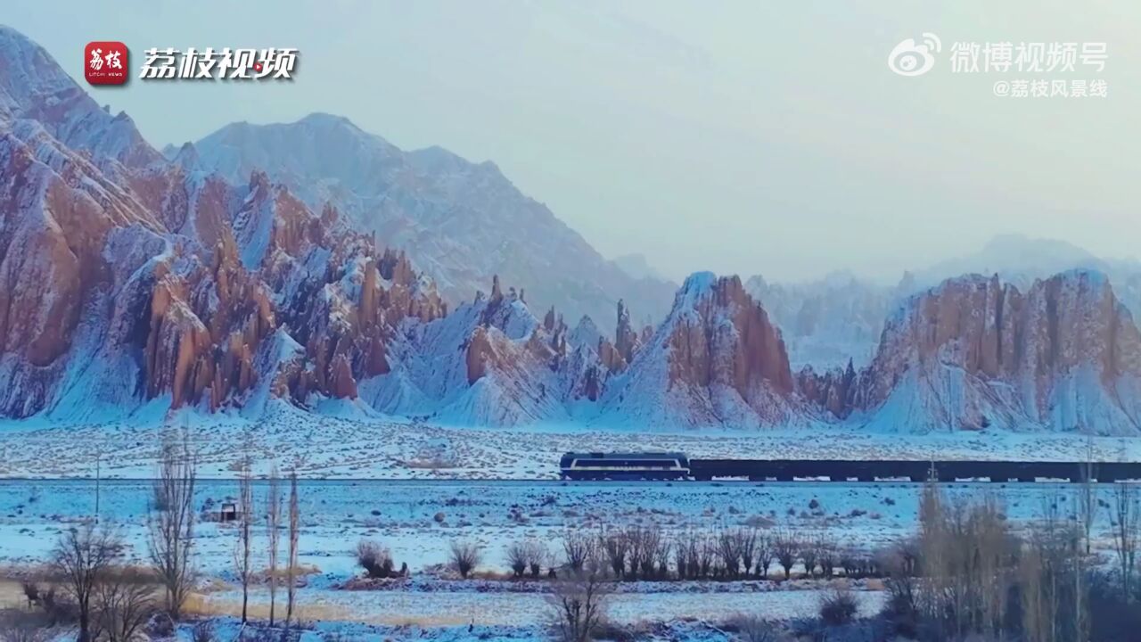 鬼斧神工!雪后红石林魔幻峥嵘如同科幻片