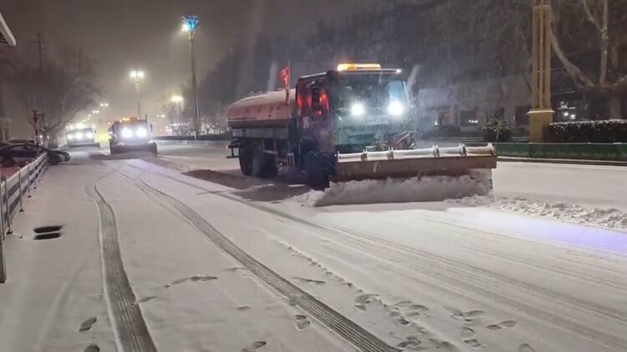 莱州市:迎战风雪天气 扫雪除冰保通畅