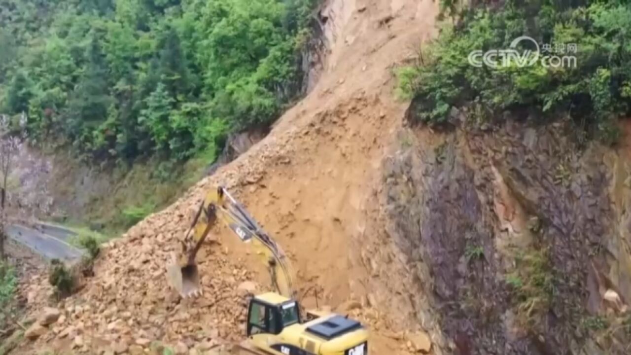 强降雨导致公路塌方,江西万安当地相关部门紧急抢修