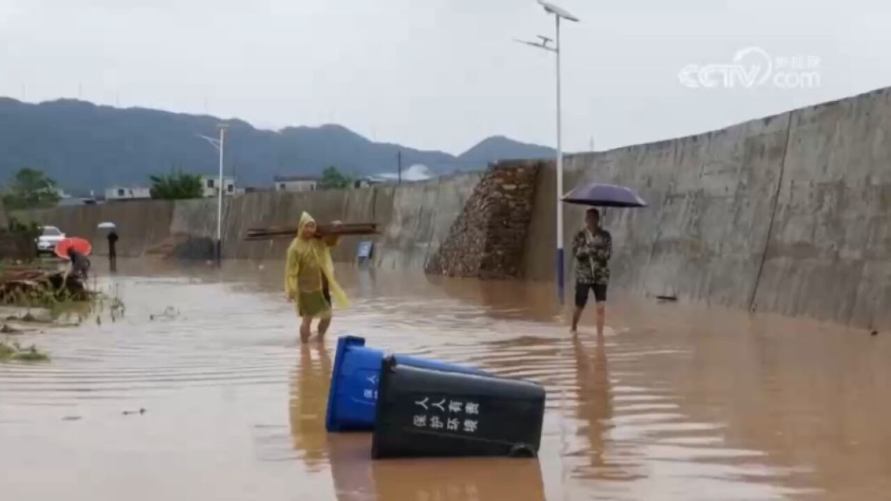 江西赣州:强降雨致农田道路被淹,多部门全力抢险