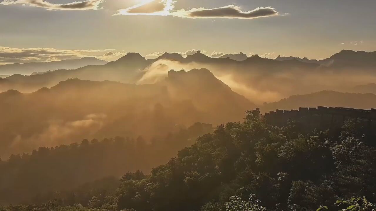 霞光云海中金山岭长城美如国画