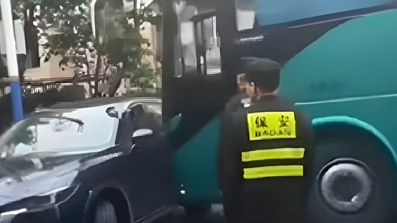 上海警方通报校车故意撞私家车:一人受伤,已控制大巴司机