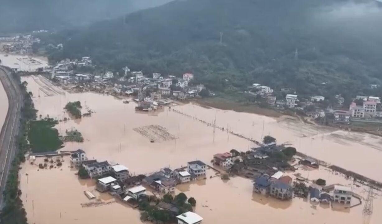 南方多地持续降雨,广东梅州:洪水逐渐退去,仍有部分村庄被淹