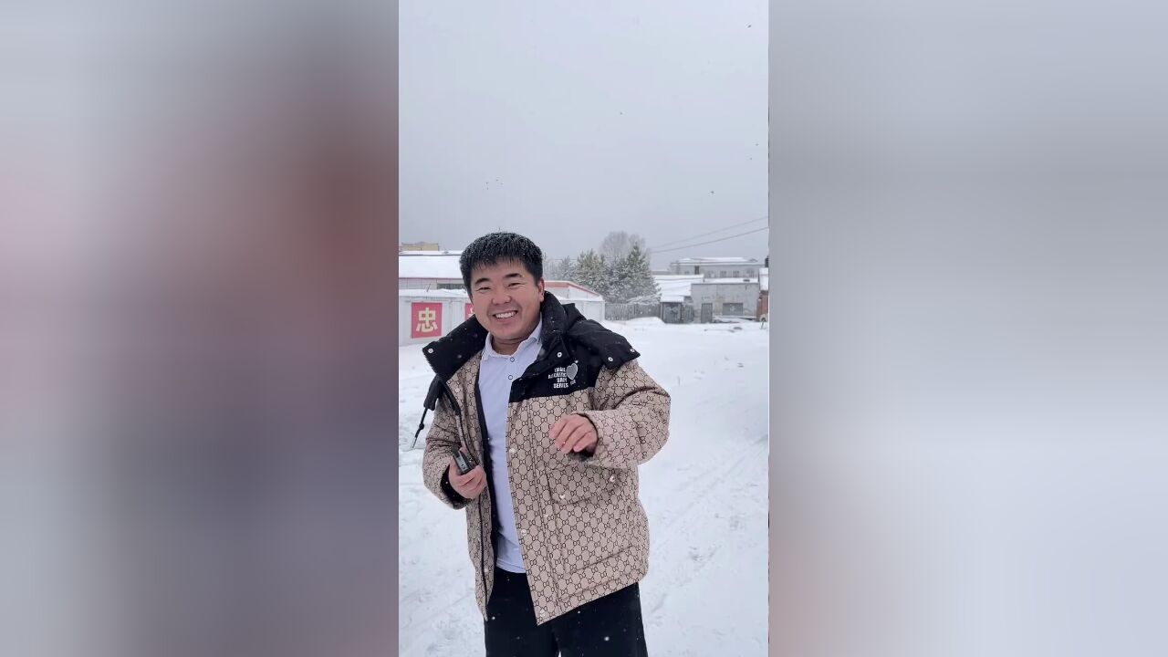 近日,我国东北地区连降大雪,大兴安岭加格达奇已连续两天遭遇鹅毛大雪.11月26日上午