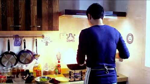 死对头竟在厨房亲密接触 王丽坤紧张躲厕所