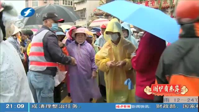 嘉义:民众疯抢知名蛋卷号码牌 人龙大乱堵马路