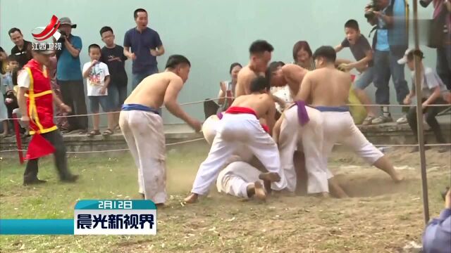 越南人争抢30斤重大木球庆农历新年