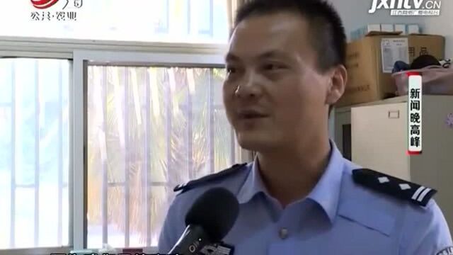 江苏:迷路男孩被送交警队 交警轮流辅导写作业