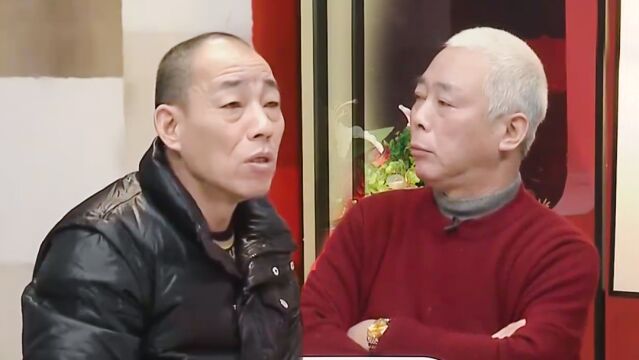 男子用母亲的工资卡生活惹弟弟不满