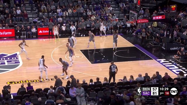 扛着球队前行！杜兰特艰难1V3挑篮打成2+1