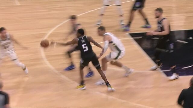 制造追尾后车全责！福克斯抢断反击上篮造成2+1