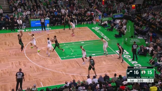 离得太近有风险！塔图姆飞身上篮砸翻摄像师