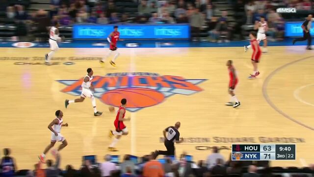 小史密斯突入内线准备上篮 罗宾逊完美抓帽直接没收