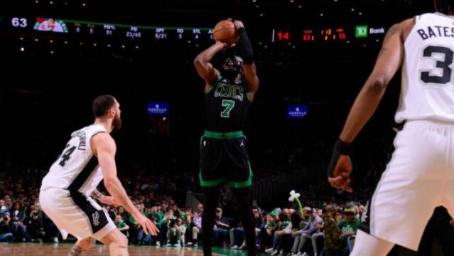 马刺93-137凯尔特人 杰伦-布朗41+13演绎一枝独秀