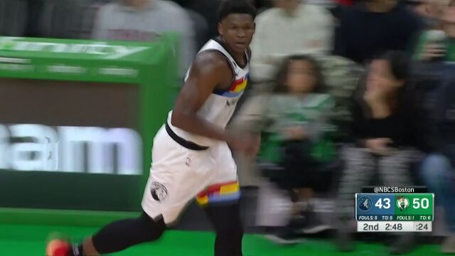 底角三分出手张弓搭箭 爱德华兹沉着出手稳稳命中