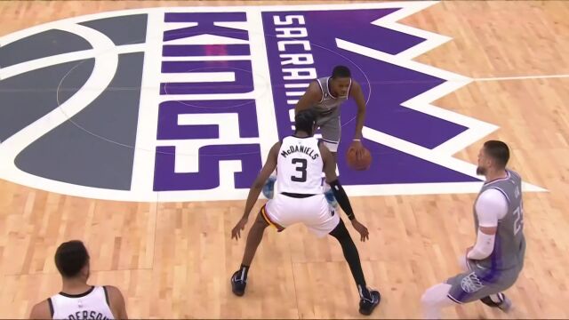 从容不迫突破防守 福克斯一顿炒菜突进篮下造成2+1