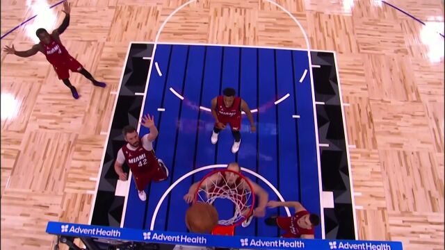 展现手上精妙操作 班凯罗变向突破挑篮轻松得手