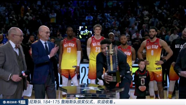 手受伤了也不妨碍捧杯！字母哥托起全明星奖杯
