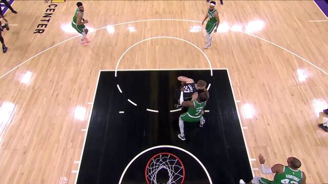 强硬背打势如破竹 萨博尼斯顶开布朗轻松上篮打进