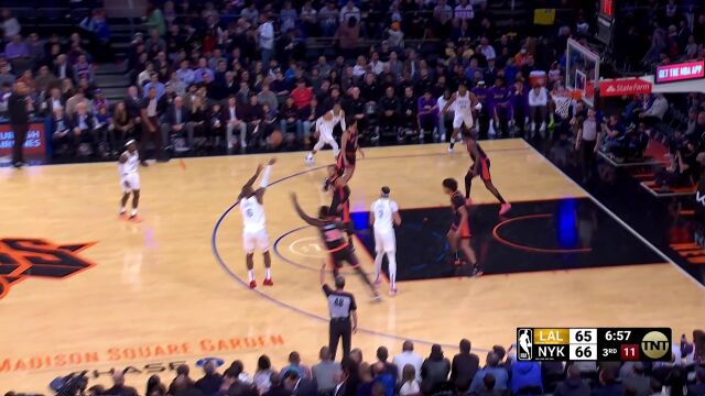 终于等到你！詹姆斯飚中本场首记三分球