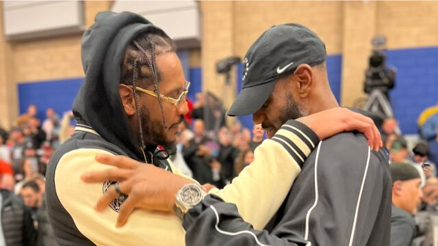 历史是如此的相似！詹姆斯父子面对安东尼父子战斧暴扣同框对比