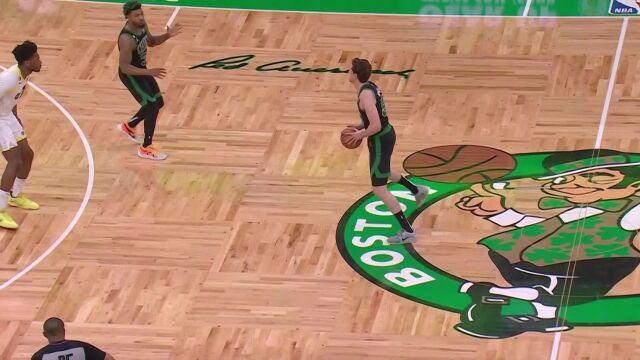 塔图姆切入禁区机智反跑 斯玛特扣篮助攻人到球到