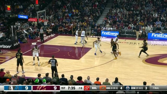 加兰拉杆传球喂饼篮下 莫布里顺势双手大力灌筐