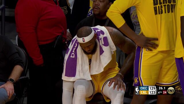 三位解说全看懵了 关键时刻把詹姆斯换下什么情况？