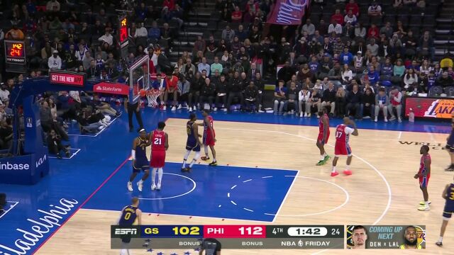 库明加连续过人杀入篮下 手递手妙传卢尼旱地拔葱双手暴扣