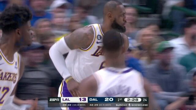 听说兄弟有难！詹姆斯回到场上突破上篮