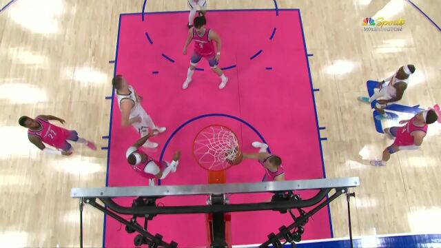 约基奇碾压内线 转身上篮把球放进