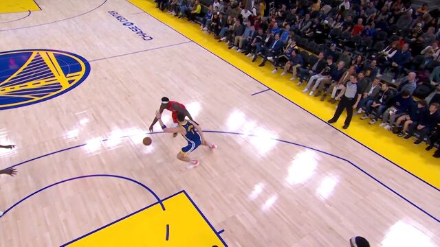 独自持球强行打开得分账户 西亚卡姆篮下单打连取4分