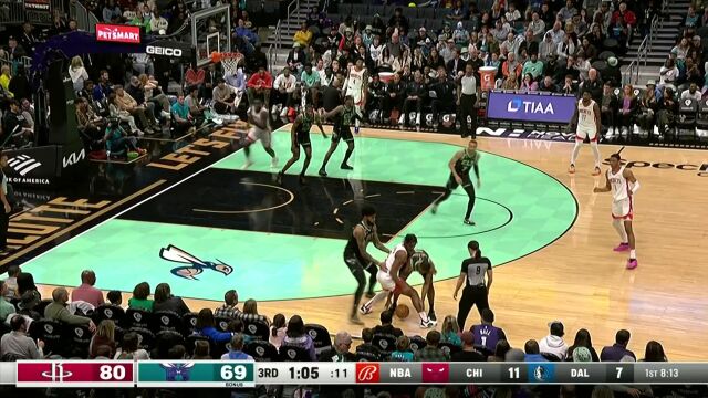 理查兹持球推进妙传凯琼斯 一飞冲天单手劈扣大提士气