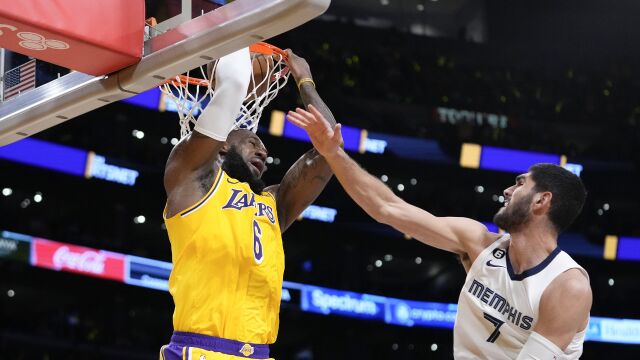 锁定今日十佳球 詹姆斯平地起惊雷上演潇洒背扣