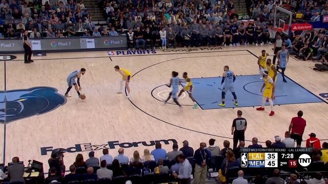 弹跳能力太惊人！莫兰特脚踩弹簧原地起飞双手力压詹姆斯隔放造成2+1