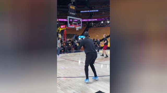 万事俱备只欠东风！巴特勒赛前投篮热身弹无虚发