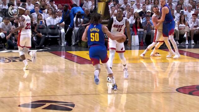 进攻游刃有余！约基奇包围圈强起翻身跳投一击即中