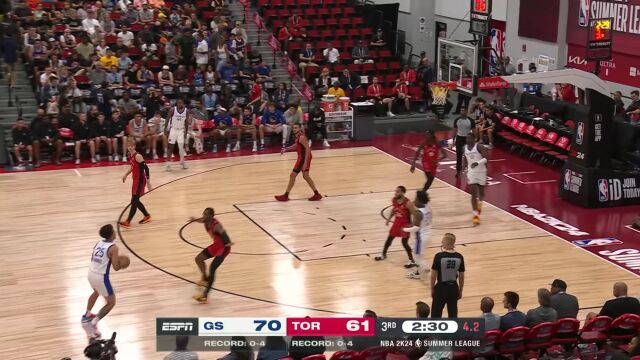 自信也是实力的一部分！奎诺内斯超远三分压哨命中