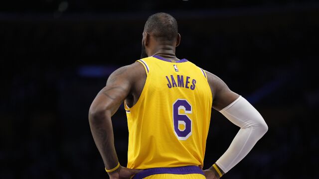 开场即巅峰！詹姆斯首节9中7狂砍21分包揽得分点