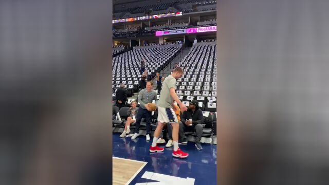 这是冰释前嫌了 约基奇赛前与太阳老板相拥