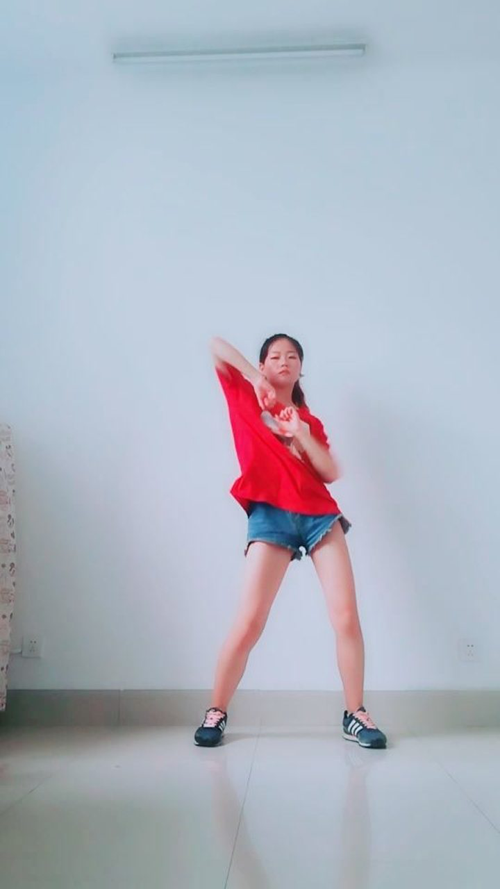 美女你的大长腿好长啊跳舞超好看