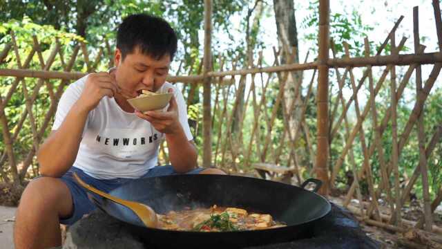 二哥做“江鲢火锅”酱香浓郁,味道鲜美,一大锅干完